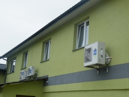 Jednostka zewnętrzna  klimatyzatora z systemu multisplit firmy Haier- pomieszczenie hotelowe