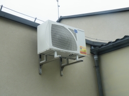 Jednostka zewnętrzna  klimatyzatora z systemu multisplit firmy Haier- pomieszczenie hotelowe