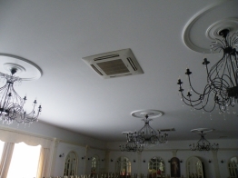 Jednostka wewnętrzna klimatyzatora kasetonowego- sala weselna